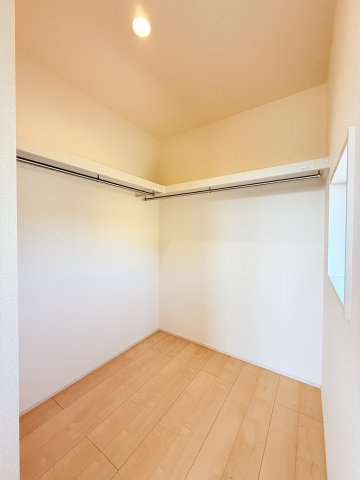 小美玉市江戸1期　新築戸建の収納|普段使いのお洋服や小物はもちろん、季節物のお洋服などもしっかりと整理整頓おしまい頂けます。居室空間をより広く隅々までお使いいただけますね。