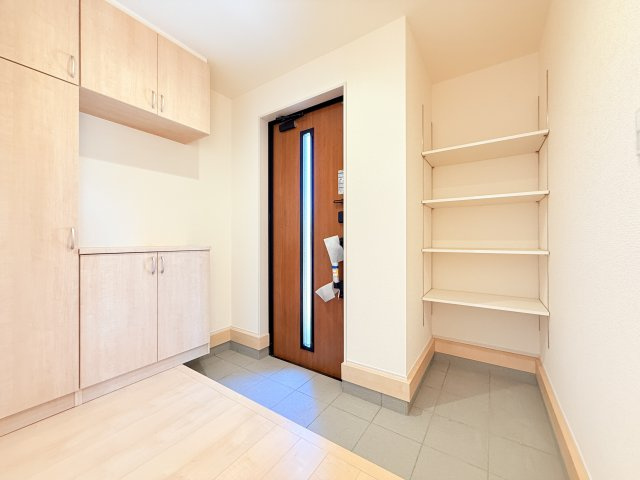 小美玉市江戸1期　新築戸建の玄関|靴をまとめて保管できるシューズボックス。綺麗に整頓された玄関で来客者を気持ちよく招きませんか？