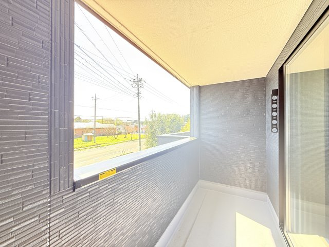 小美玉市江戸1期　新築戸建の駐車場|日当たりの良いバルコニーは外干しスペースにぴったりです◎