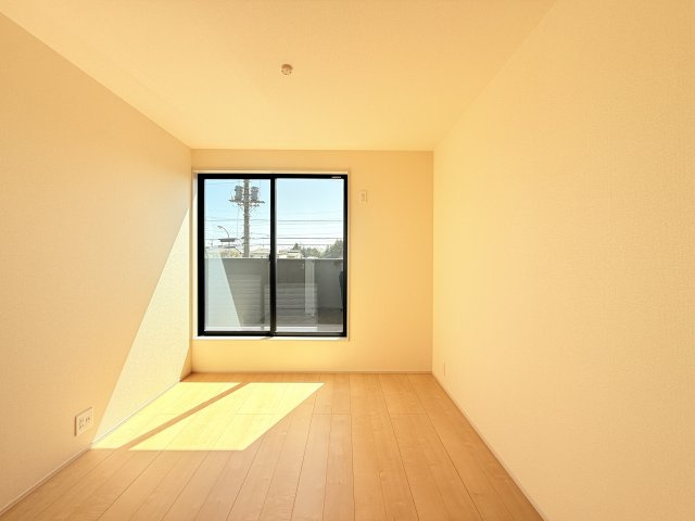 小美玉市江戸1期　新築戸建の洋室|家具や小物を合わせやすいシンプルデザイン♪
広さや日当たりなど、写真では伝えきれない部分を現地で確認してみませんか？