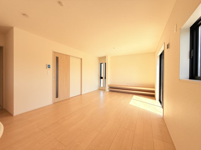小美玉市江戸1期　新築戸建の居間・リビング|広々としたＬＤＫ♪
家具を置いても窮屈感を感じず過ごせます。