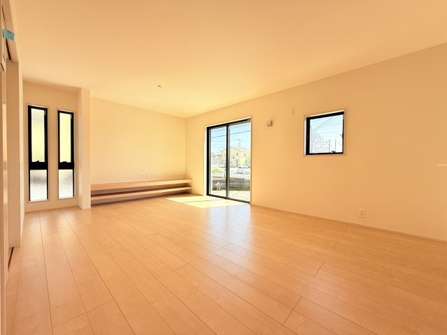 小美玉市江戸1期　新築戸建の居間・リビング|広々としたＬＤＫ♪
家具を置いても窮屈感を感じず過ごせます。
