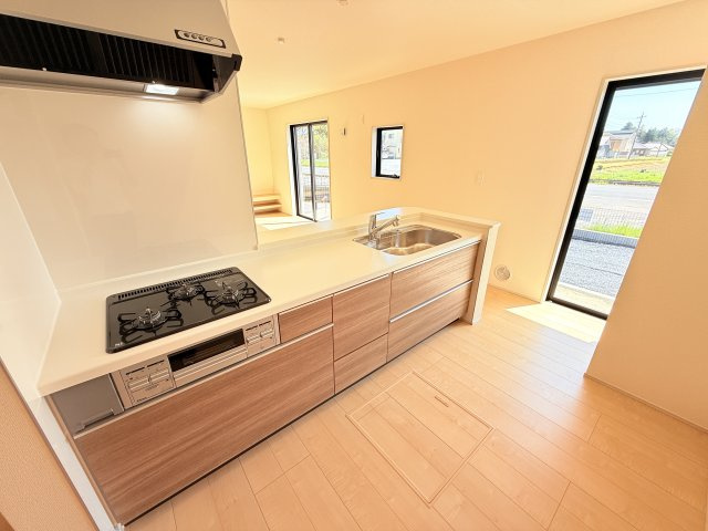 小美玉市江戸1期　新築戸建のキッチン|家族とのコミュニケーションや小さいお子さんの様子を見守りながら安心して料理ができます。洗練されたスタイリッシュなデザインと使い勝手を追求した設備、豊富な収納力も大満足です。