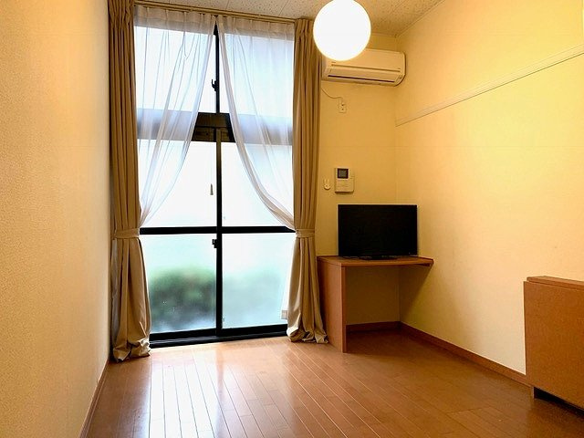 レオパレスＭＡＲＵＫＡ２の居間・リビング|備品は部屋ごとに異なります。１Ｆのみフローリング。