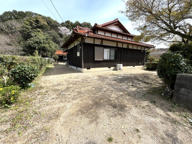 【駐車場】 | 農地山林付き　万倉小学校に通える平屋中古住宅　宇部市大字東須恵 | 駐車場です
