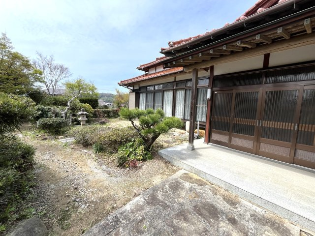【庭】 | 農地山林付き　万倉小学校に通える平屋中古住宅　宇部市大字東須恵 | 玄関前のお庭です