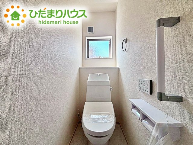 【トイレ】 | 第2石岡市茨城　新築戸建 | 小窓があるため明るく換気も快適、省エネ、お掃除ラクラク仕様のウォシュレット！