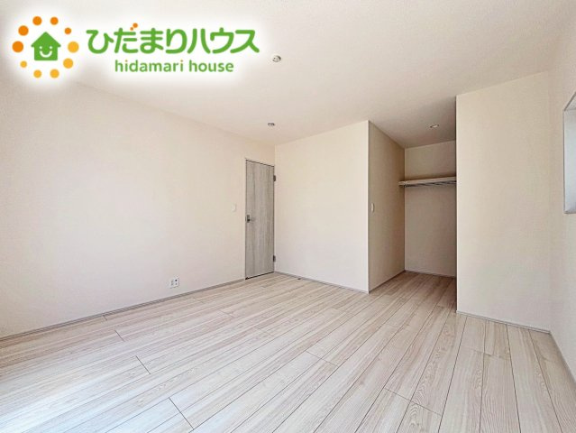 【寝室】 | 第2石岡市茨城　新築戸建 | 壁紙はシンプルで清潔なホワイトで統一しています。朝の光をたっぷり浴びながら一日をスタート！目覚めは明るくあたたかな場所で。