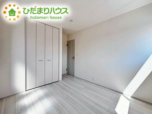 【洋室】 | 第2石岡市茨城　新築戸建 | 白い壁の洋室は、太陽の光だけでも十分明るく感じられますね