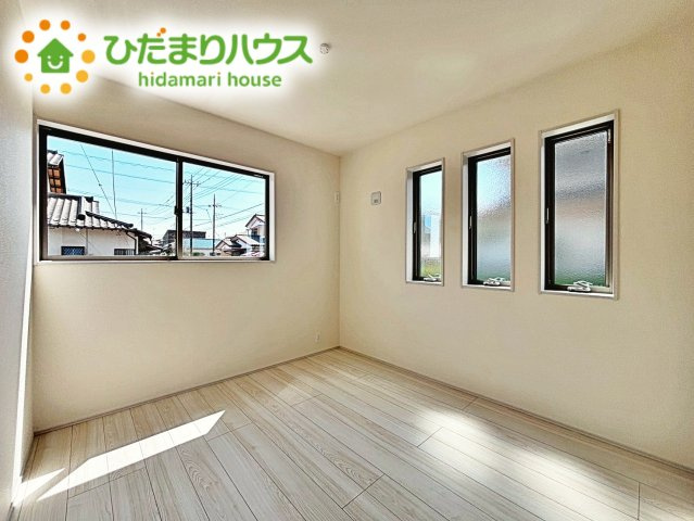 【洋室】 | 第2石岡市茨城　新築戸建 | 窓からそそがれる暖かみのある明るい空間。広々としたプライベート空間で自分の時間を楽しめます。フローリング仕様で普段のお掃除も楽々です。
