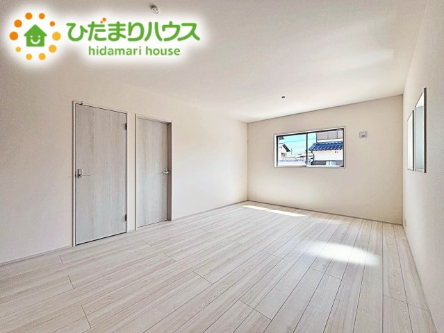 【居間・リビング】 | 第2石岡市茨城　新築戸建 | 明るく開放的な空間が広がるLDK。室内には豊かな陽光が注ぎ込み、爽やかな住空間を演出。ホームパーティーでもゲストと一緒に料理を楽しみながら楽しい時間を過ごせそう。