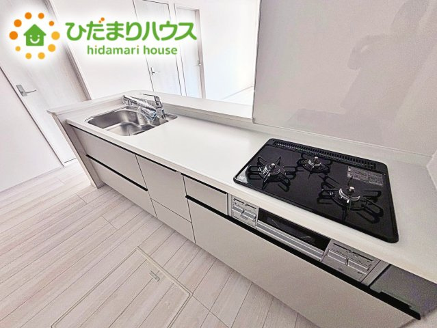 【キッチン】 | 第2石岡市茨城　新築戸建 | 3口コンロと収納豊富なキッチンで、ママの毎日のお料理もはかどります☆