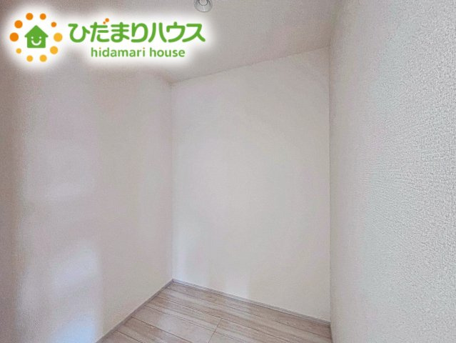 【収納】 | 第2石岡市茨城　新築戸建 | 暮らしのちょうど良いところにクローゼットを配置することで家の中がスッキリと片付きます。掃除道具や家族それぞれの小物などを適材適所で収納可能。