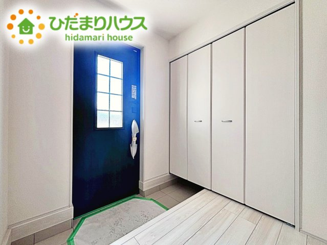 【玄関】 | 第2石岡市茨城　新築戸建 | 天井まであるシューズボックスは、家族全員の靴が入るため、散らかりがちな玄関もスッキリ片付きますね。