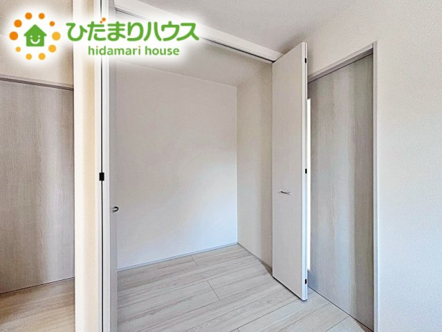 【収納】 | 第2石岡市茨城　新築戸建 | 便利な廊下収納があるので掃除機や買いだめする洗面所用品はもちろん、箱買いしたペットボトルまでしまえます(^^)