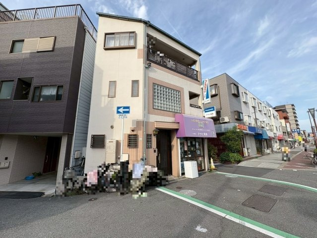 平野区平野東3丁目の前面道路含む現地写真|通りに面した開放感のある立地で、採光・通風ともに良好です。