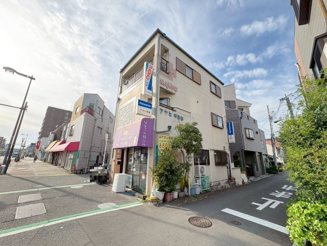 平野区平野東3丁目の前面道路含む現地写真|通り沿いでアクセスしやすく、集客面でも期待できそうな立地です。