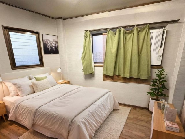 平野区平野東3丁目の洋室|大きなベッドもゆとりを持って配置できる広さ。落ち着いた雰囲気でリラックスできます。