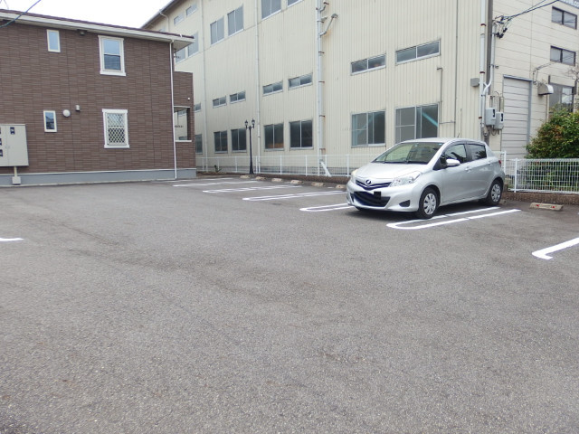 プルミエール信の駐車場