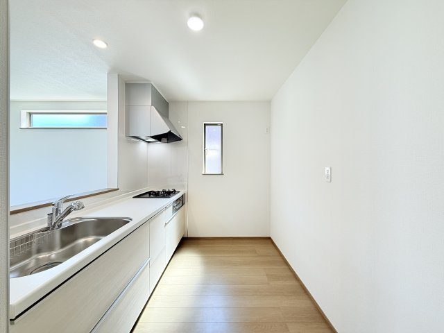 小美玉市栗又四ケ　新築戸建てのキッチン|家族とのコミュニケーションや小さいお子さんの様子を見守りながら安心して料理ができます。洗練されたスタイリッシュなデザインと使い勝手を追求した設備、豊富な収納力も大満足です。