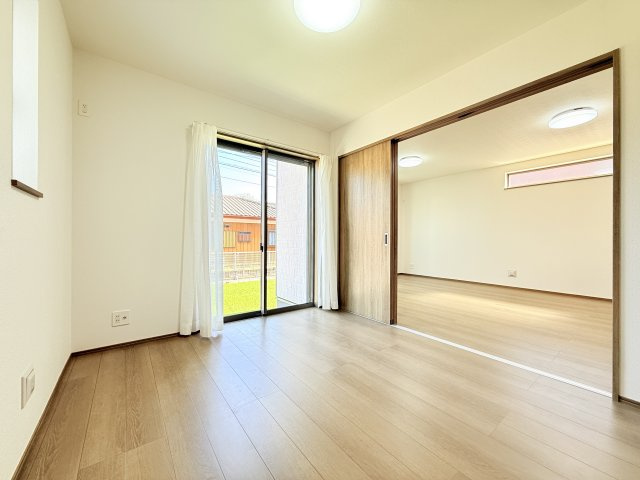 小美玉市栗又四ケ　新築戸建ての洋室|家具や小物を合わせやすいシンプルデザイン♪
広さや日当たりなど、写真では伝えきれない部分を現地で確認してみませんか？