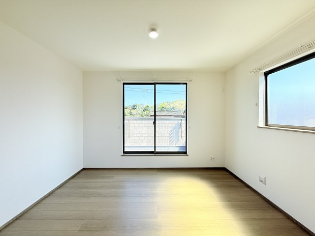 小美玉市栗又四ケ　新築戸建ての洋室|家具や小物を合わせやすいシンプルデザイン♪
広さや日当たりなど、写真では伝えきれない部分を現地で確認してみませんか？