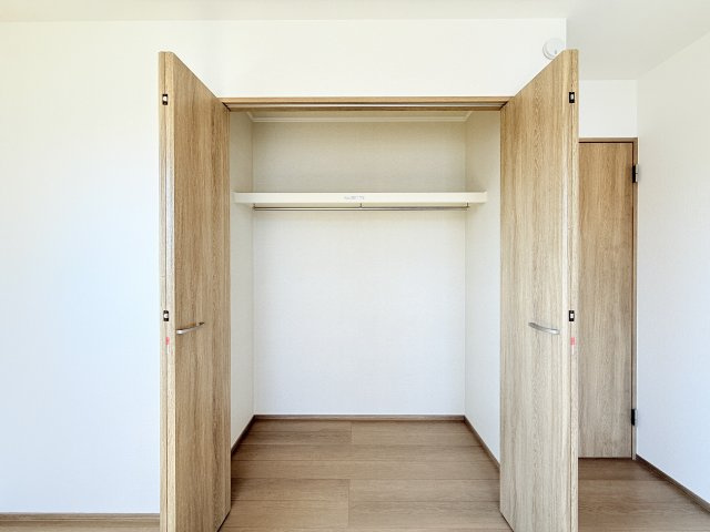 小美玉市栗又四ケ　新築戸建ての収納|普段使いのお洋服や小物はもちろん、季節物のお洋服などもしっかりと整理整頓おしまい頂けます。居室空間をより広く隅々までお使いいただけますね。