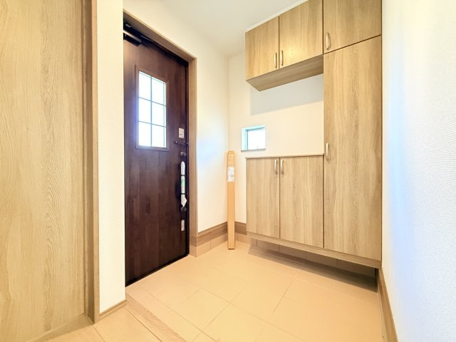 小美玉市栗又四ケ　新築戸建ての玄関|靴をまとめて保管できるシューズボックス。綺麗に整頓された玄関で来客者を気持ちよく招きませんか？