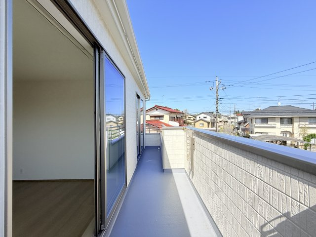 小美玉市栗又四ケ　新築戸建てのバルコニー|日当たりの良いバルコニーは外干しスペースにぴったりです◎
