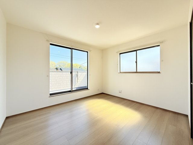 小美玉市栗又四ケ　新築戸建ての洋室|家具や小物を合わせやすいシンプルデザイン♪
広さや日当たりなど、写真では伝えきれない部分を現地で確認してみませんか？