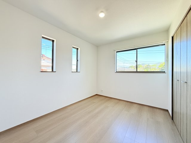 小美玉市栗又四ケ　新築戸建ての洋室|家具や小物を合わせやすいシンプルデザイン♪
広さや日当たりなど、写真では伝えきれない部分を現地で確認してみませんか？