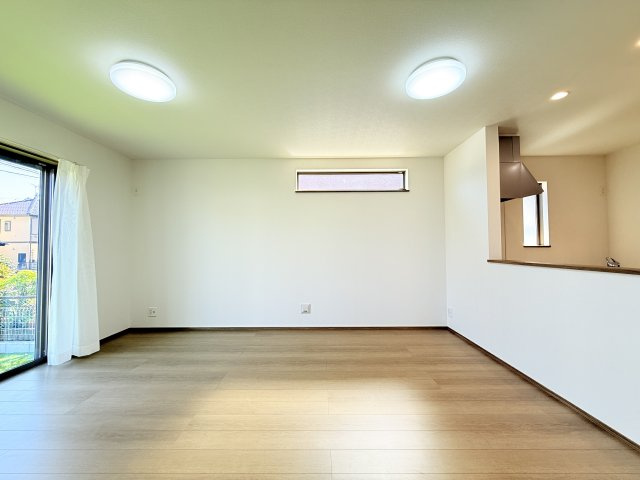 小美玉市栗又四ケ　新築戸建ての居間・リビング|広々としたＬＤＫ♪
家具を置いても窮屈感を感じず過ごせます。