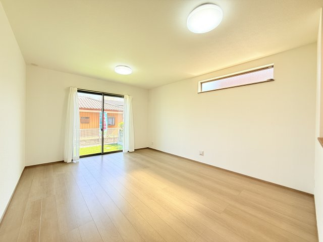 小美玉市栗又四ケ　新築戸建ての居間・リビング|広々としたＬＤＫ♪
家具を置いても窮屈感を感じず過ごせます。