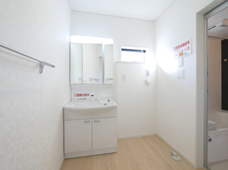 【洗面所】 | 甲斐市志田 新築戸建全3棟 3号棟 塩崎駅歩7分 お庭広々 | 洗濯機置場もゆったりスペースが確保済