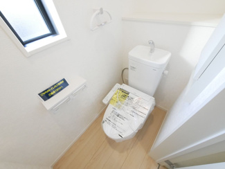【トイレ】 | 甲斐市志田 新築戸建全3棟 3号棟 塩崎駅歩7分 お庭広々 | 2階トイレにもウォシュレット