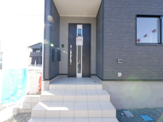 【玄関】 | 甲斐市志田 新築戸建全3棟 3号棟 塩崎駅歩7分 お庭広々 | 軒付き玄関で雨の日も安心