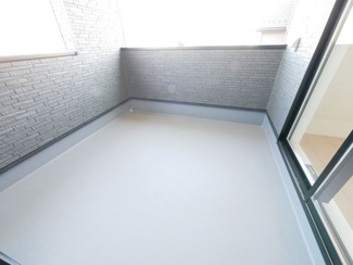 【バルコニー】 | 甲斐市志田 新築戸建全3棟 3号棟 塩崎駅歩7分 お庭広々 | 屋根付きの広々インナーバルコニー