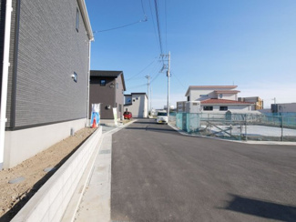 【前面道路含む現地写真】 | 前面道路を南方向に見る。道幅は5ｍです