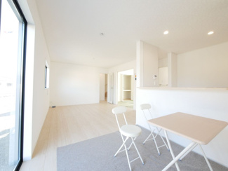 【居間・リビング】 | 甲斐市志田 新築戸建全3棟 3号棟 塩崎駅歩7分 お庭広々 | 17帖の広々ＬＤＫは家族が集まる明るく快適な空間