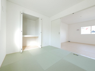 【和室】 | 甲斐市志田 新築戸建全3棟 2号棟 駅歩7分 敷地60坪 | 和室5.2帖 和洋室になっているのでモダンでお洒落な和室です。