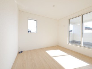 【洋室】 | 甲斐市志田 新築戸建全3棟 2号棟 駅歩7分 敷地60坪 | 2階南側洋室5.7帖
