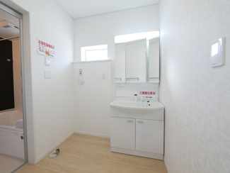 【独立洗面台】 | 甲斐市志田 新築戸建全3棟 2号棟 駅歩7分 敷地60坪 | 窓が付いていて明るい洗面所 ドラム式洗濯機も置けます。