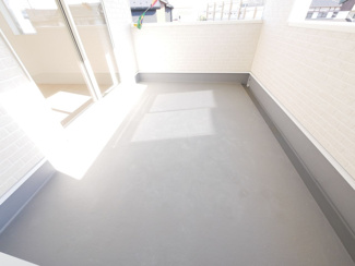 【バルコニー】 | 甲斐市志田 新築戸建全3棟 2号棟 駅歩7分 敷地60坪 | 約5帖のインナーバルコニー 急な雨でも安心です。