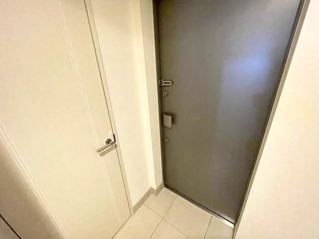 クロスレジデンス大阪新町の玄関