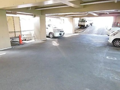八王子市館町の賃貸マンションの駐車場