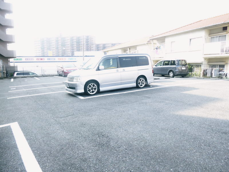 シャンポール鴻の巣の駐車場