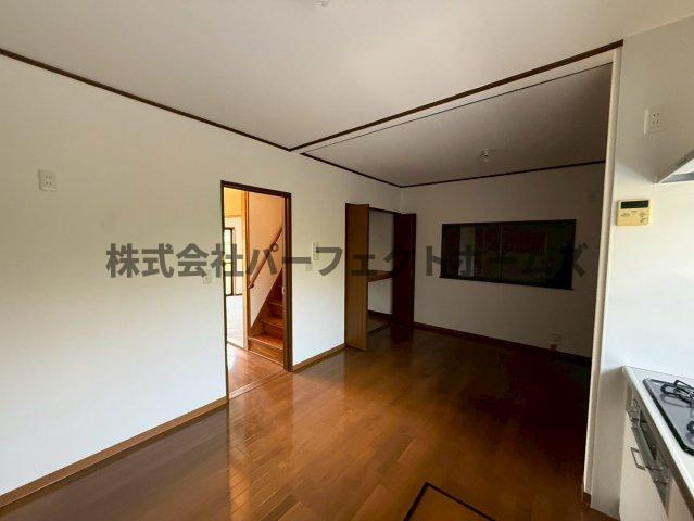 三井南町戸建　賃貸の居間・リビング|使いやすいリビングです