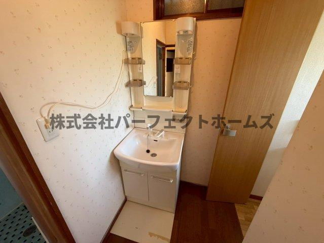 三井南町戸建　賃貸の独立洗面台|独立洗面台、小物を置くことができて便利です