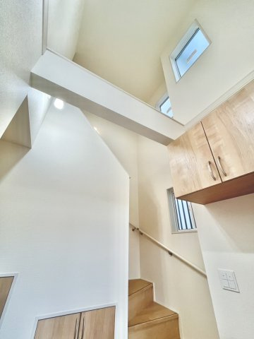 仲介手数料無料 ブルーミングガーデン菊陽町武蔵ヶ丘北1丁目2号棟 武蔵ヶ丘北小・武蔵ヶ丘中の内装|玄関吹抜｜縦に広がる明るい空間