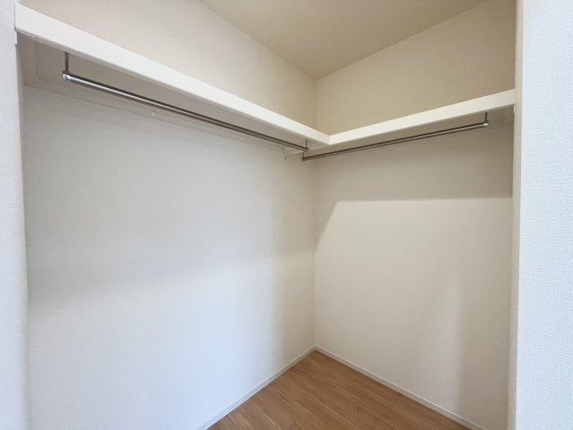 仲介手数料無料 ブルーミングガーデン菊陽町武蔵ヶ丘北1丁目2号棟 武蔵ヶ丘北小・武蔵ヶ丘中の収納|WIC｜衣類をまとめて収納できます